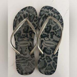 Havaianas silver gray  Animal Print Flip Flop Sandals Size 9/10W